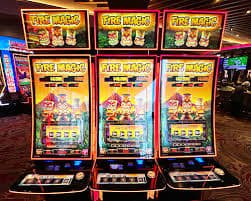 Studio live Caribbean Stud Poker di bostontoto menampilkan dealer dan meja kartu dengan tombol taruhan di layar mobile